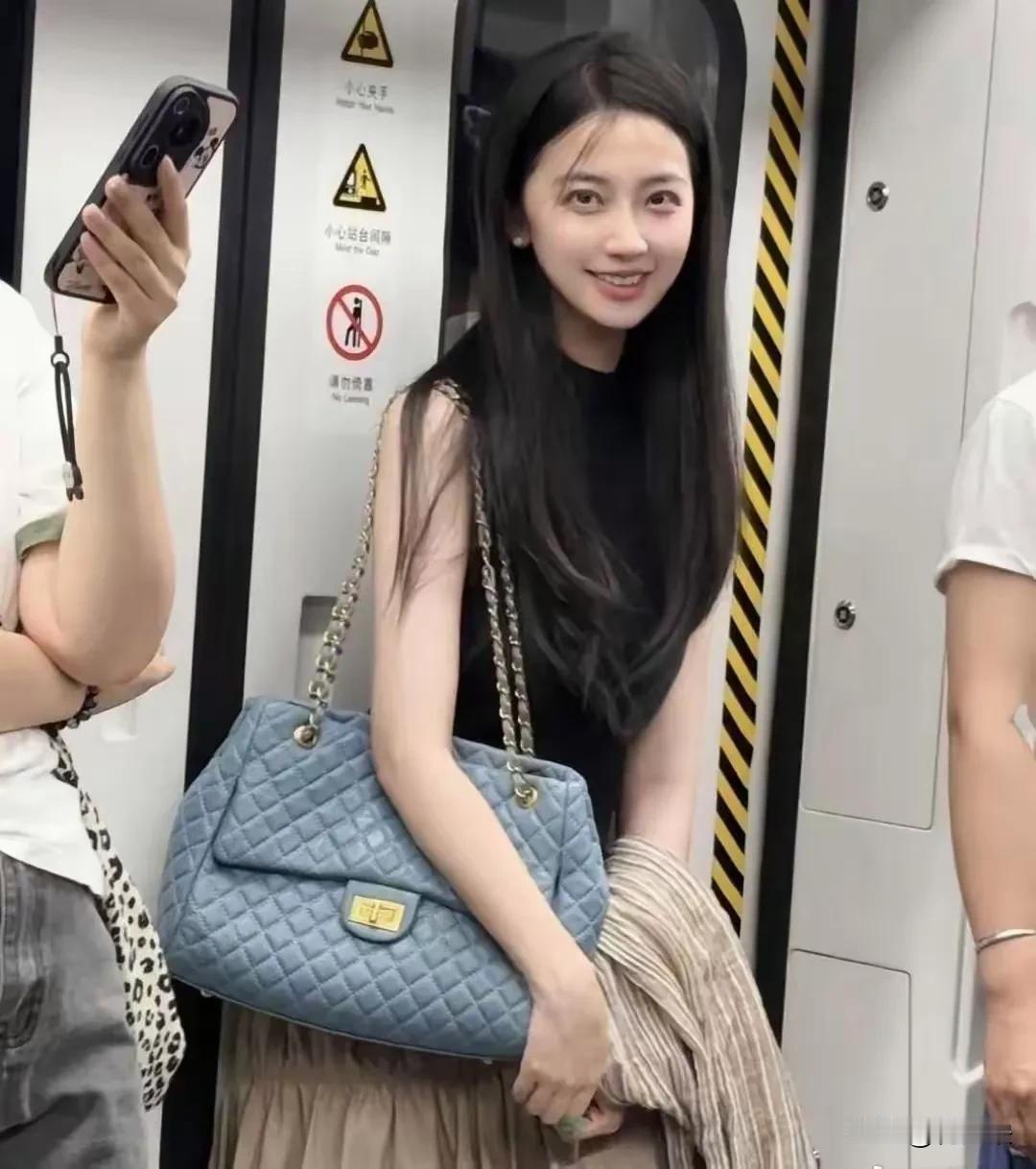 对面这个女孩老是盯着我笑，还有两站就到站了，我也不好意思开口。