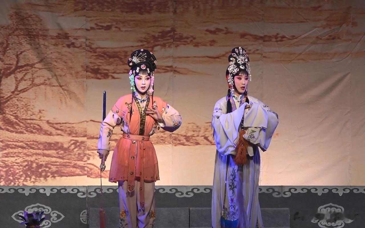 很喜欢《主角》里呈现的秦腔文化，剧集以忆秦娥从学徒成长为秦腔名角的人生轨迹为线索
