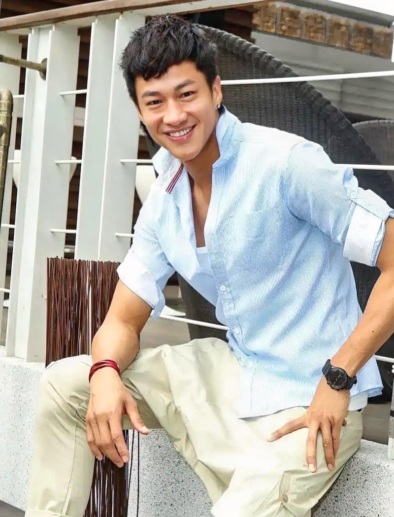 何润东，1975年出生，身兼演员、歌手、制作人多重身份。早年凭借歌手身份出道，斩