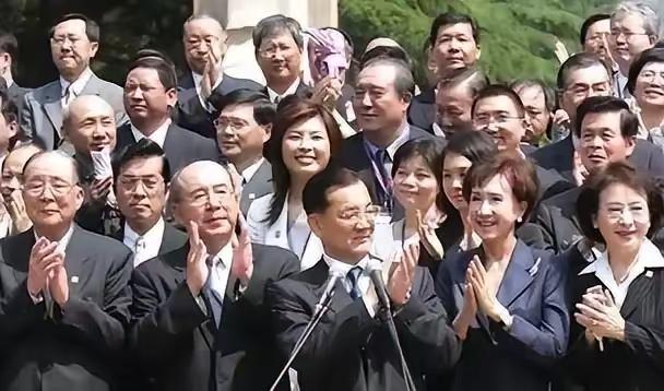 请看照片，21年过去，36岁到了57岁，郑丽文变化不大，还是那么热情洋溢！

2