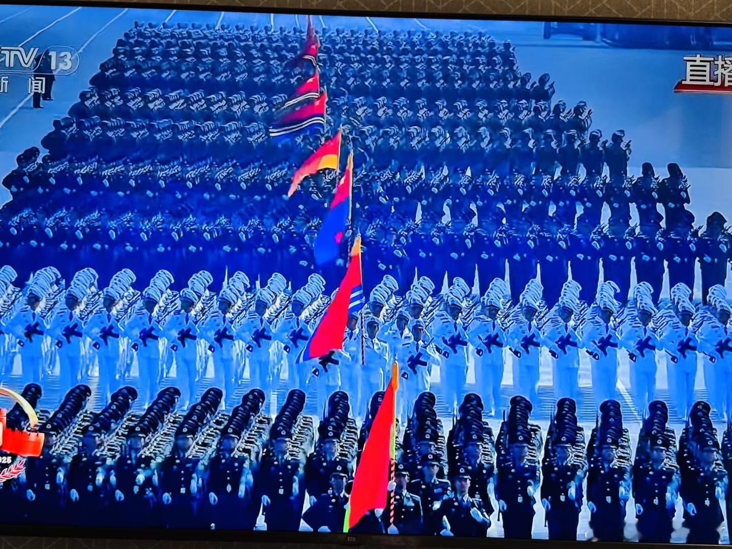 老兵们敬起军礼依旧标准有力，让人泪目。新一代军人英姿勃发，钢铁雄狮守护着祖国。为