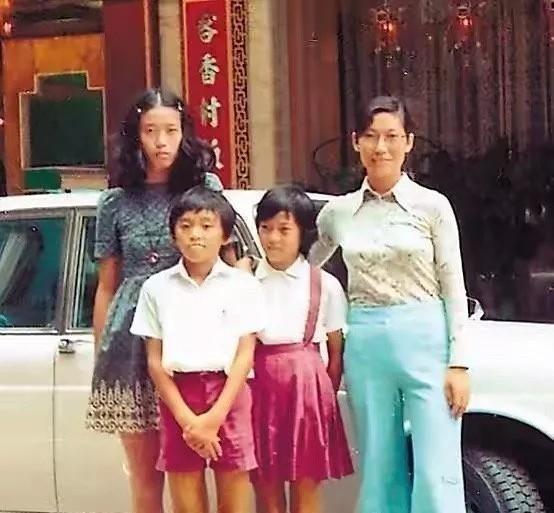 1957年反右，广东女孩凌宝儿的父亲被打倒入狱，她冒险越境往香港谋生。在香港无亲