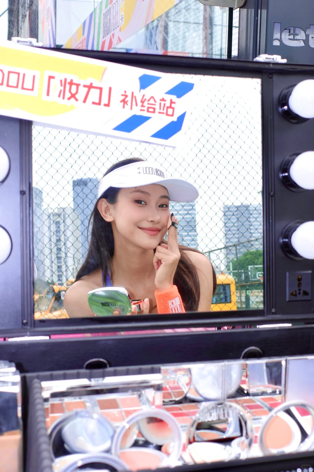来小蛮腰下打场板式网球🎾