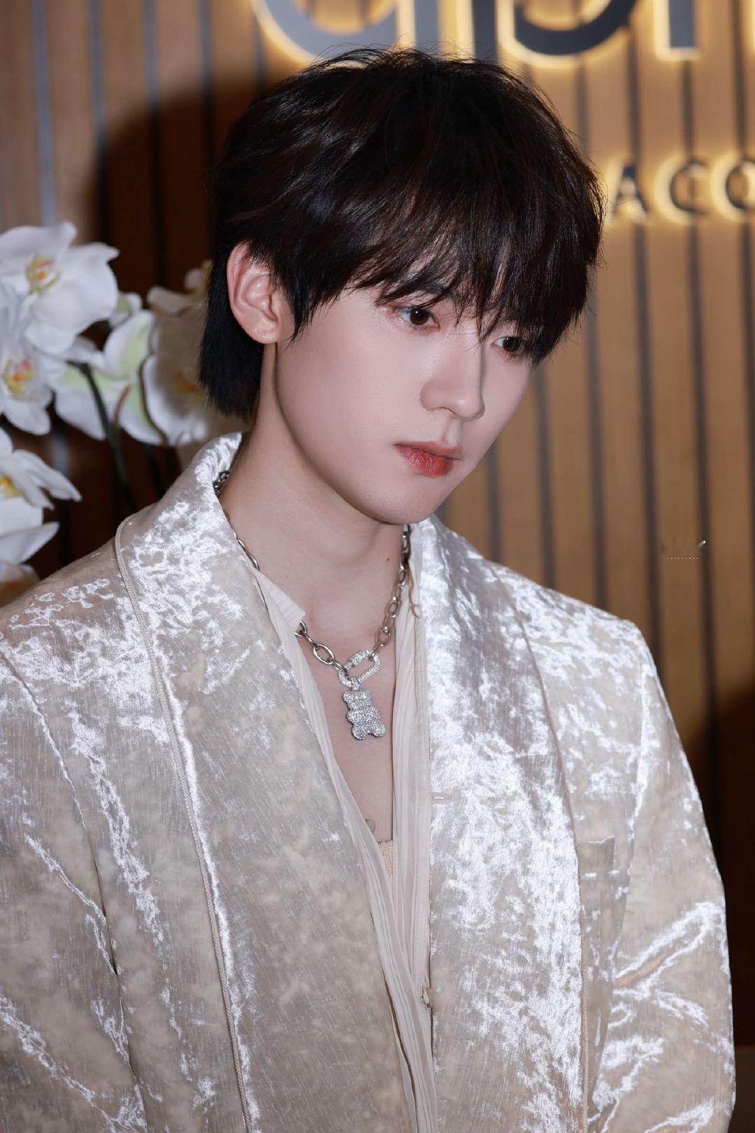 周翊然新加坡人气爆棚！所到之处皆是焦点，现场热烈氛围印证海外超高人气。白色造型衬