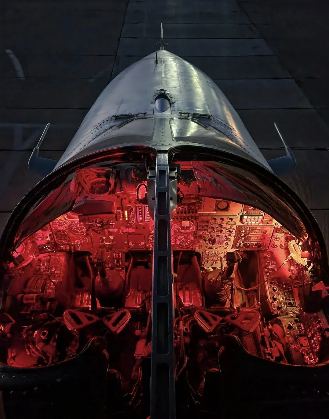 俄罗斯空军苏-24战斗轰炸机夜间任务座舱灯