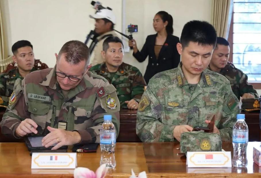 柬埔寨邀请13国大使及武官，赴边境了解柬泰冲突情况，之后设置了会议室，使用图文方