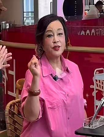 最狠的抗衰，不是脸，是档期。
75岁的刘晓庆，2026年安排已经排满：全国话剧