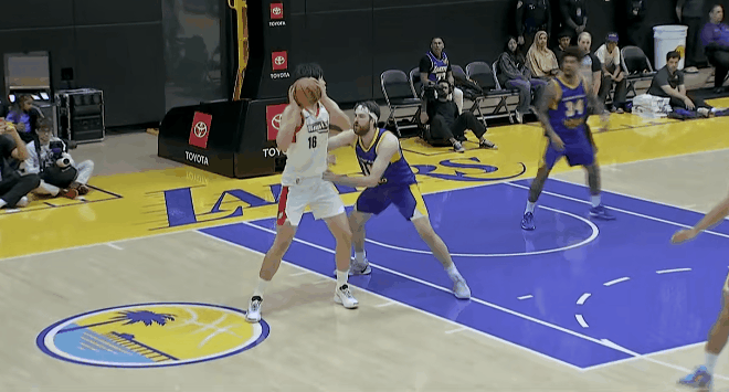 轻松！杨瀚森梦幻脚步戏耍对手！
在今天NBA发展联盟G联赛撕裂之城混音对阵南湾的