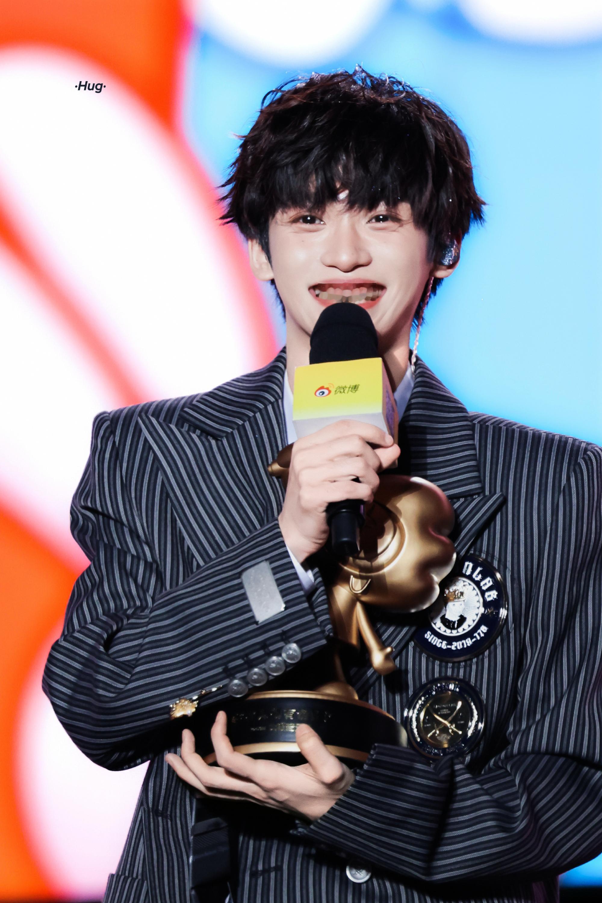 网易严选代言人梓渝 zy梓渝 你是我情诗里念念不忘的每一行 等着我我们一起前行