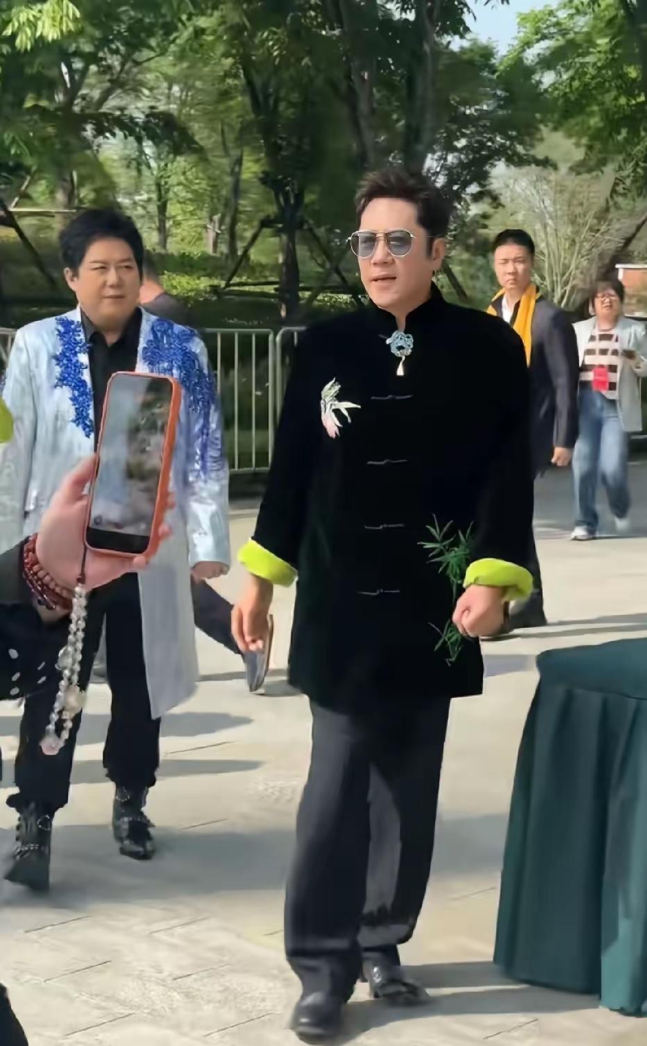 不知道为什么，每次看到蔡国庆都有种比萨斜塔的感觉，总觉得他走路往一边倾斜着走。