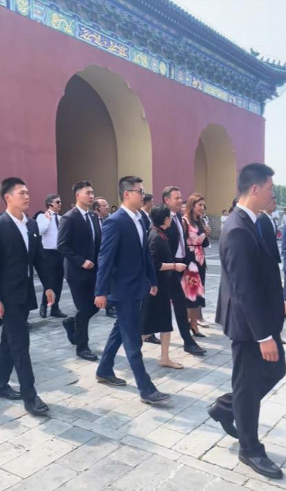葡萄牙总理携手妻子打卡天坛公园！只见总理夫人穿着印花裙走在人群中，一头金发很有辨