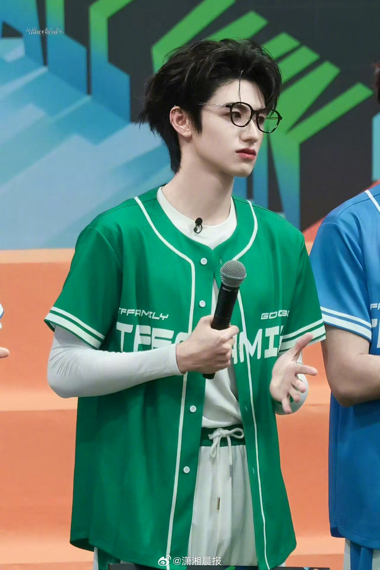 【#朱志鑫TF家族运动会短跑断层领先# 】#朱志鑫背头黑框眼镜#7月17日，TF