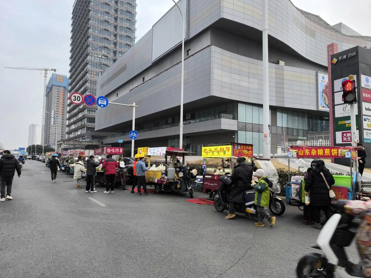 湖北武汉：过了元宵节，这块的流动美食集中地，总算恢复了一点生机，不过数量锐减了约