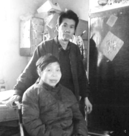 1981年，河南南阳1名20岁出头的女老师资助班上一名男生读书，后来男生考上师范