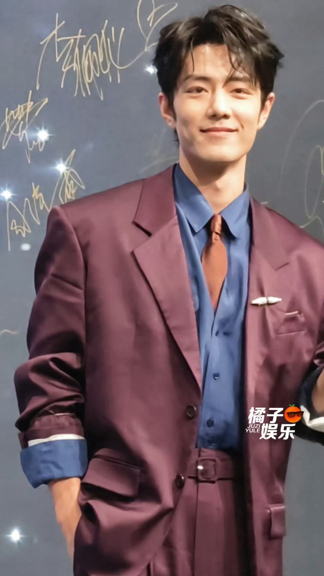 那年陈情未凉，今朝同台滚烫。王一博身着利落中山装气场全开，肖战被夸时低头一笑，耳