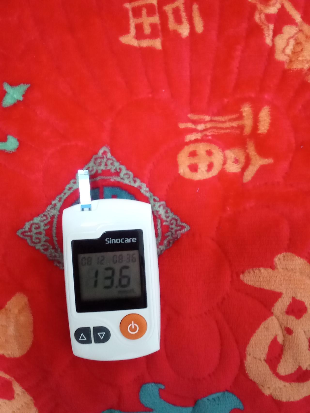 早晨，吃了两个粗面荠菜包子，半个韭菜盒子。随餐服用一粒拜糖平，饭后基本上没有运动