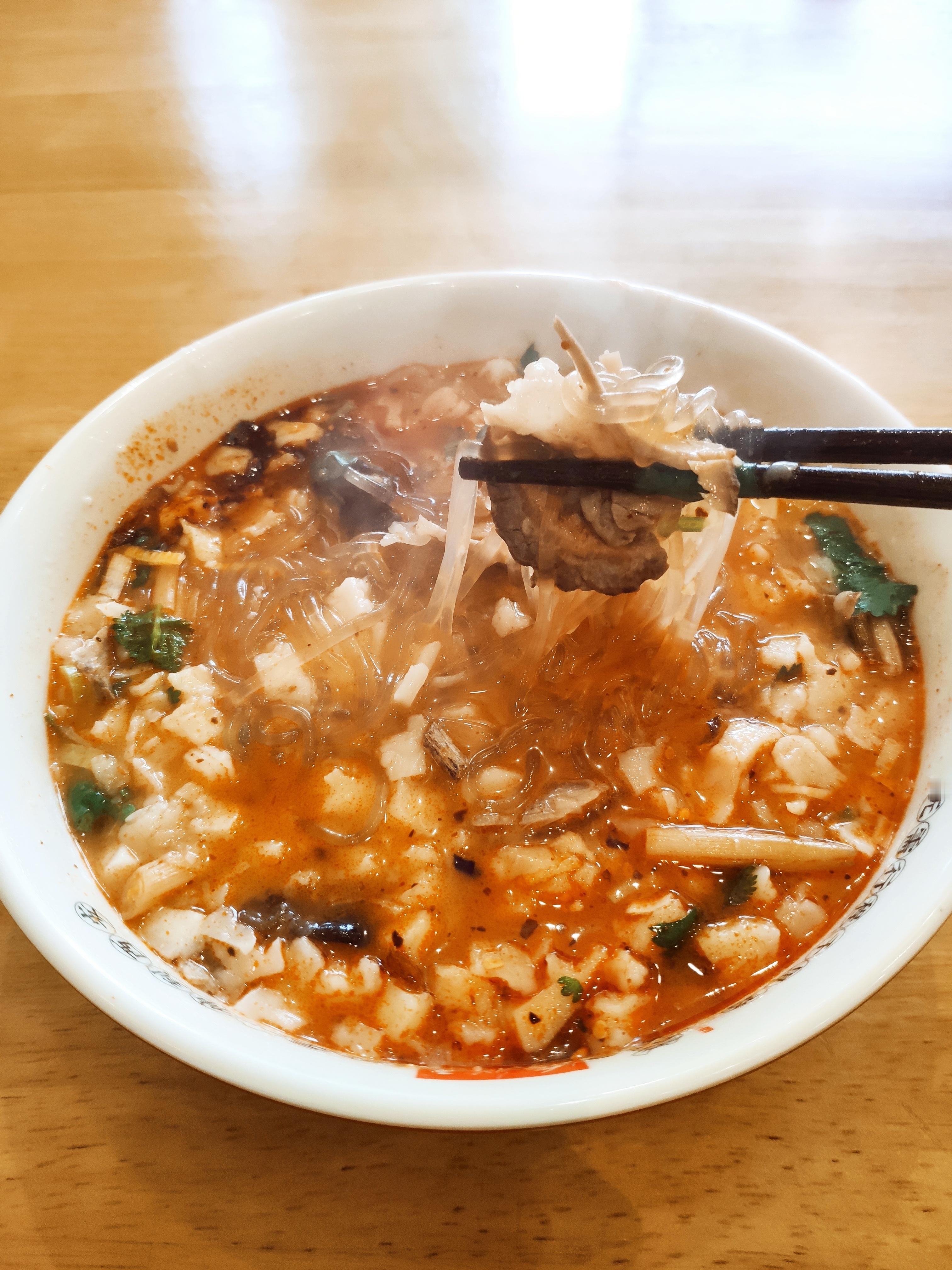 再搞碗羊肉泡馍吃。羊肉泡馍