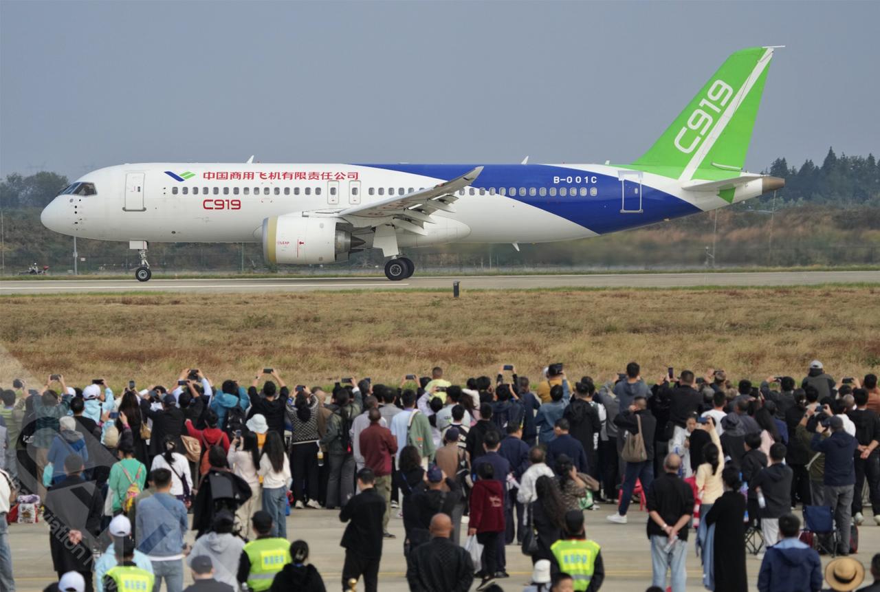 10月31日，2025南昌飞行大会暨航空产业博览会开幕，中国商飞两架C919和一