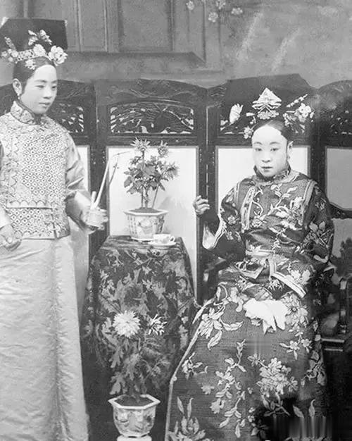 坐着的这个女子，
她的儿子是我国历史上，最后一个皇帝溥仪。
这个女子的名字叫苏完