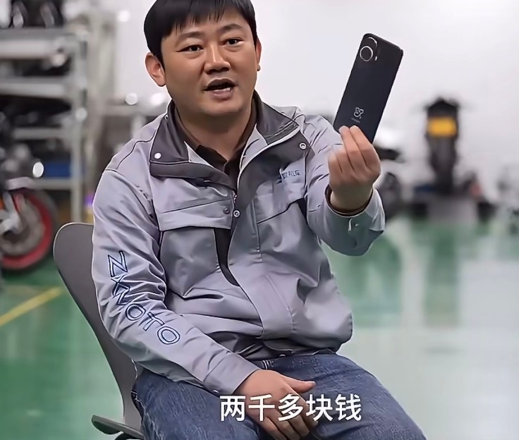 张雪身价上亿还在用两千多块钱坏手机手机这玩意就是消费电子，有钱就买贵一点，没必要