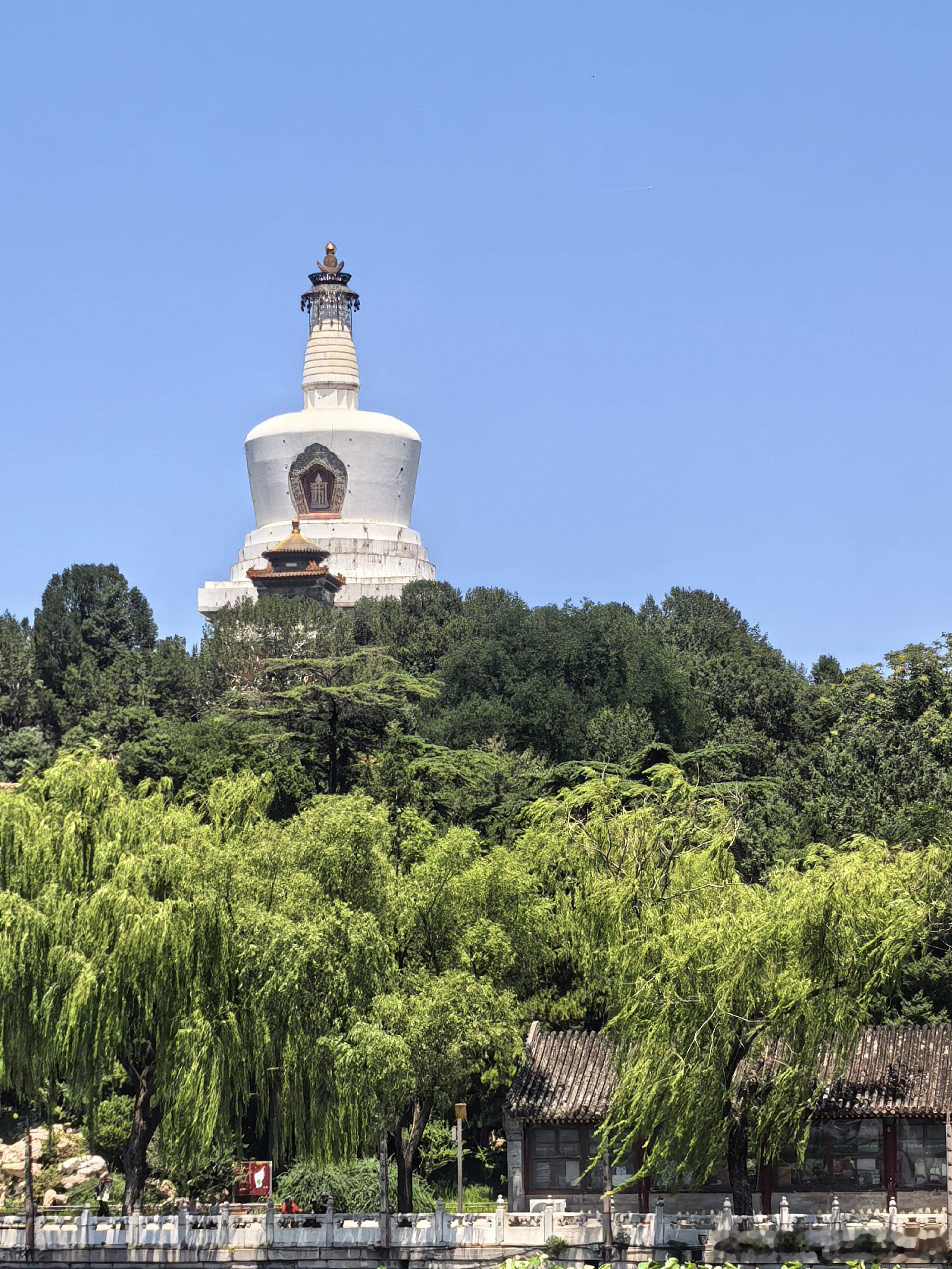 初夏的北海公园，六月十七日北京天气好极了，万里无云，北海白塔、景山万春亭、中国尊