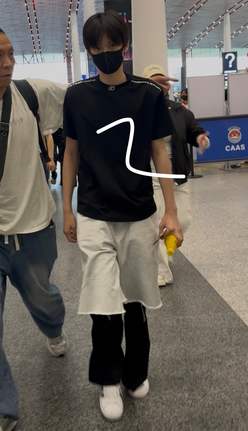 严肃品鉴此男穿搭中，裤子是？ 
