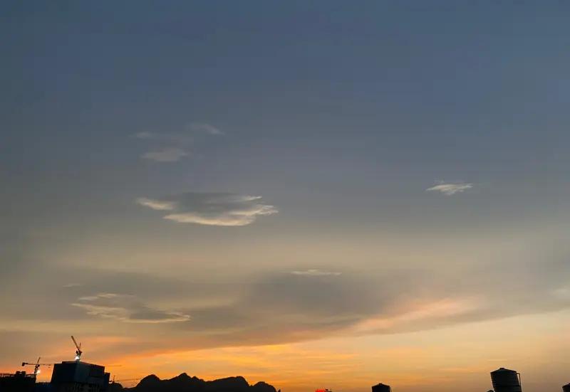 “有钱”和“人品好”哪个更重要，这还真不好说。就拿相亲这事来说，闺蜜晓雯有俩追求