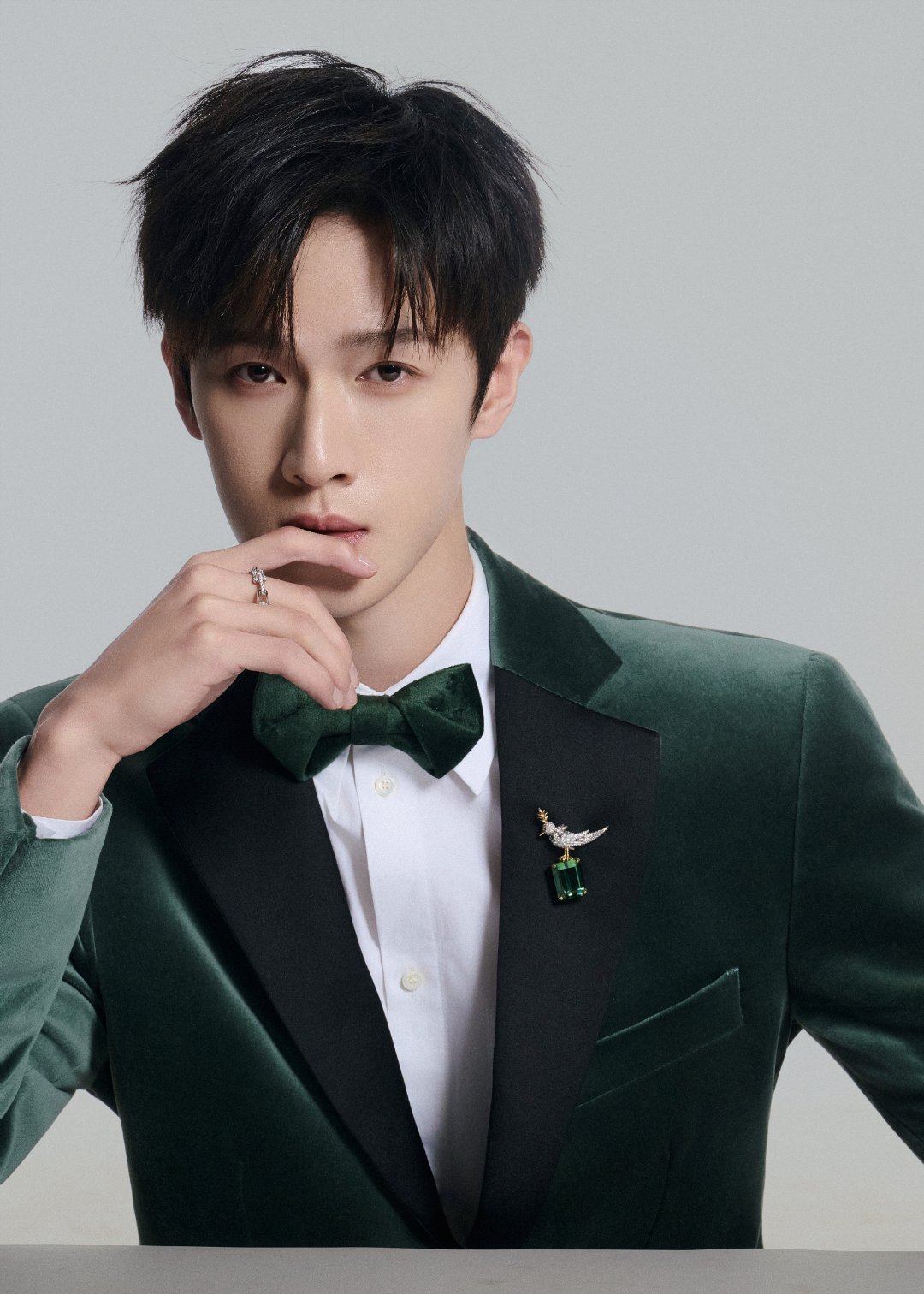 我镜头里的温润少年李昀锐李昀锐的温润气质在其古装造型和日常言行中都有体现。例如，