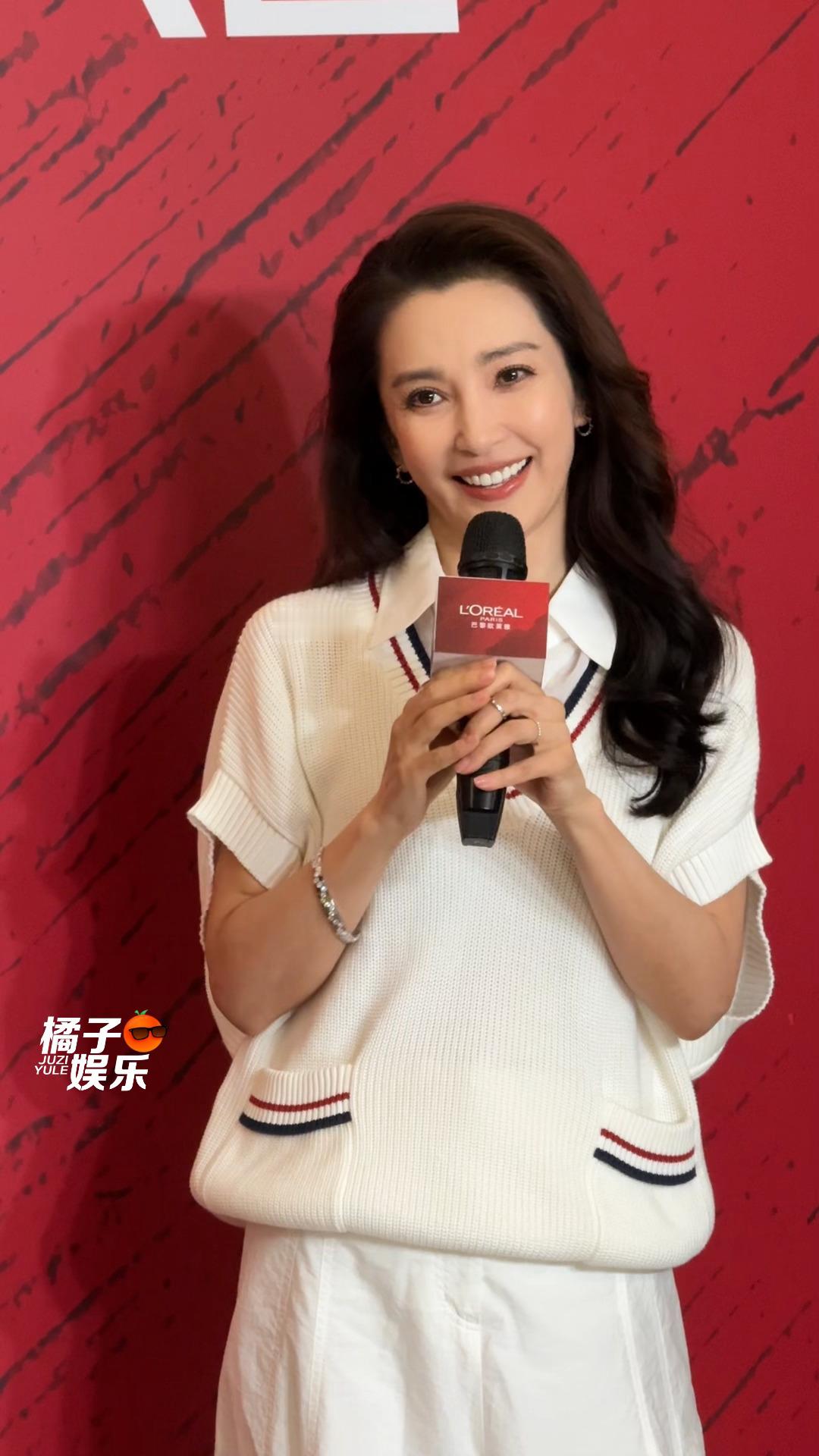 没人给我说李冰冰性格这么可爱啊，现场就这样被夸成翘嘴🥰🥰🥰🥰“好美呀！”