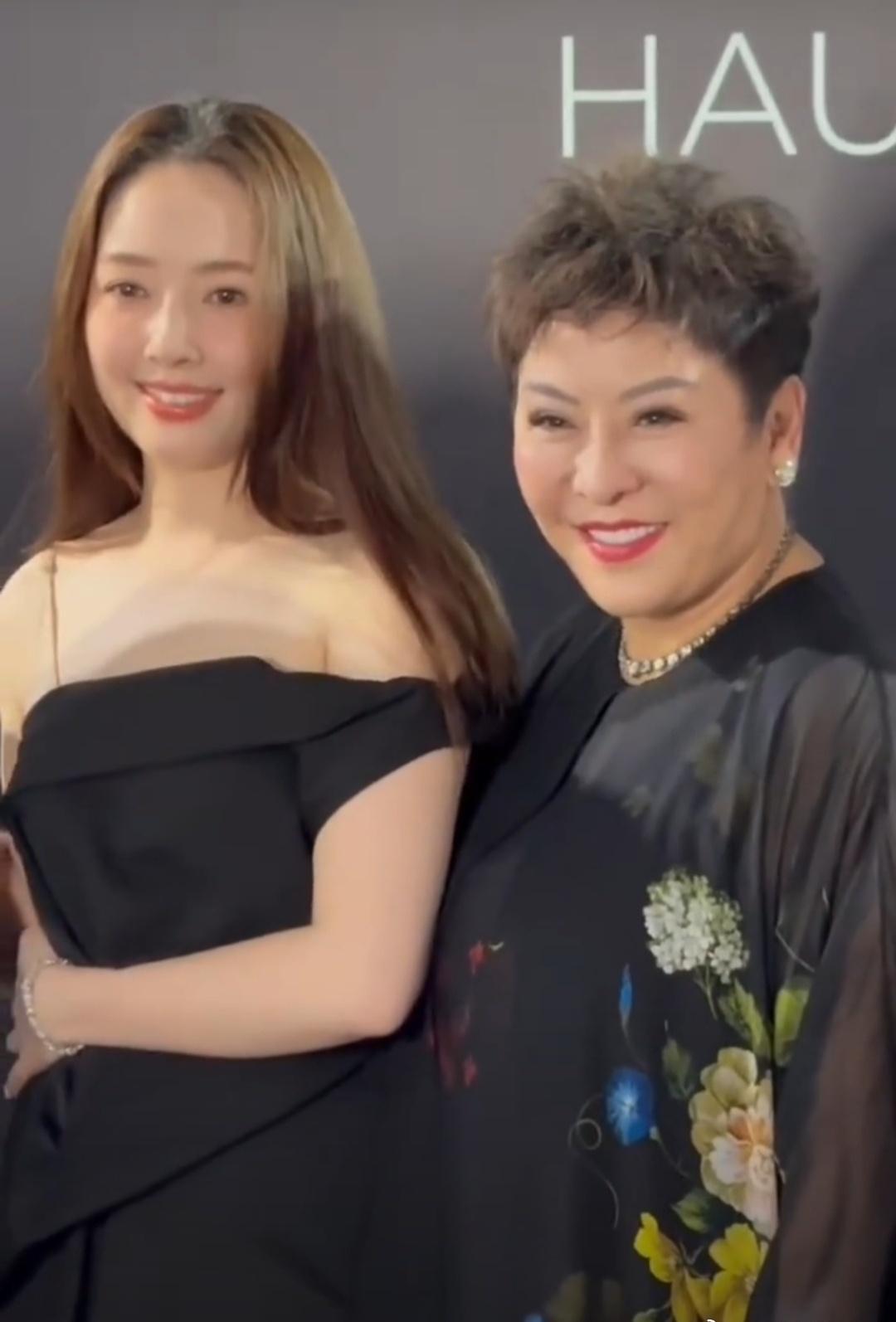 向太爱儿子向佐，更爱她的儿媳妇郭碧婷。 
 
有一天，向太对郭碧婷说：“我在香港