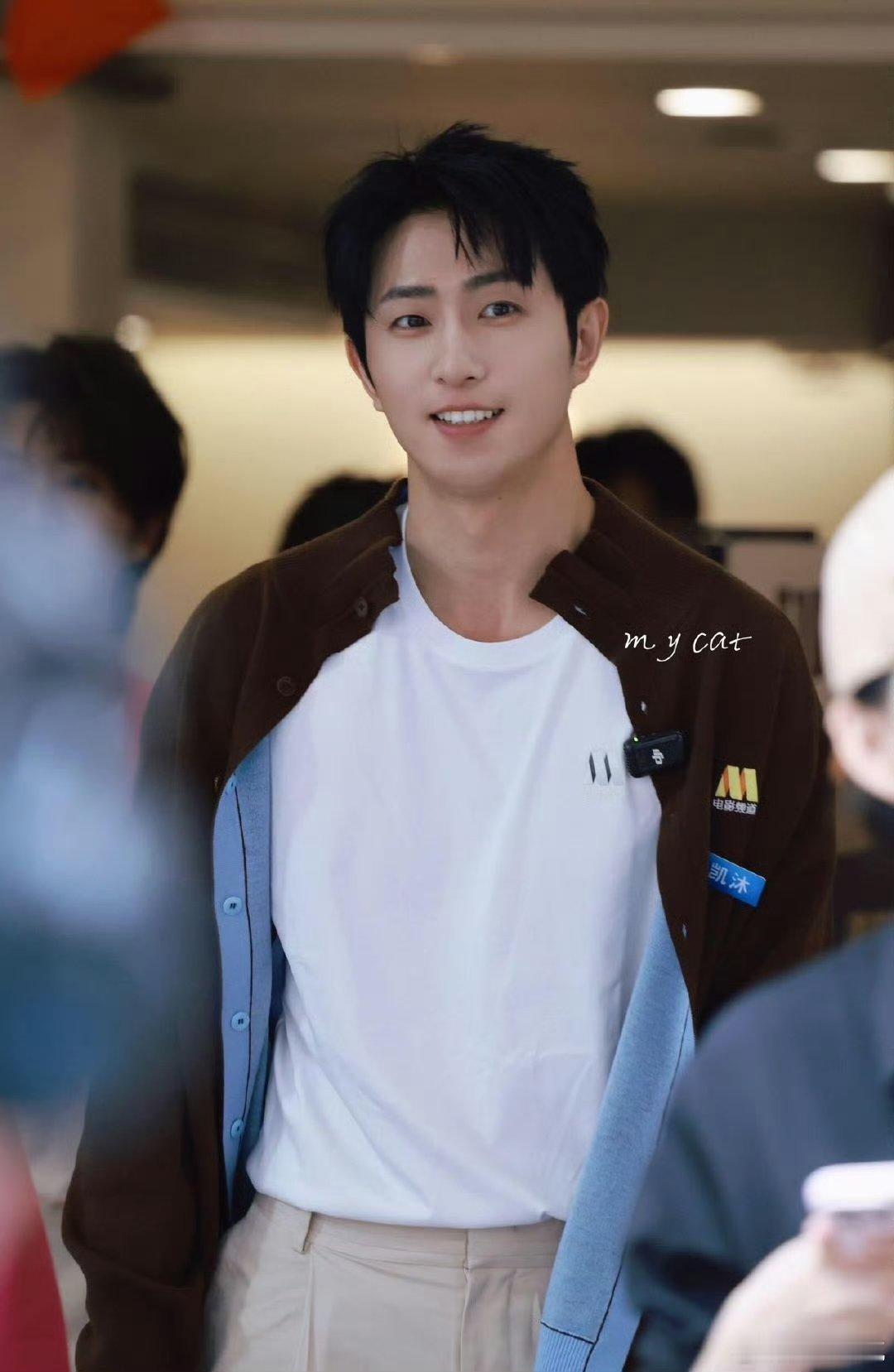 这反差萌也太可爱了吧！王凯沐从短剧里的霸总秒变烟火气十足的花生汤摊主，这波跨界玩