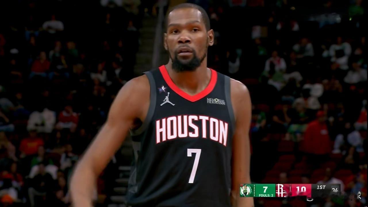 火箭超级巨星杜兰特真是状态堪忧！在今天火箭主场迎战凯尔特人的比赛中，目前双方半场