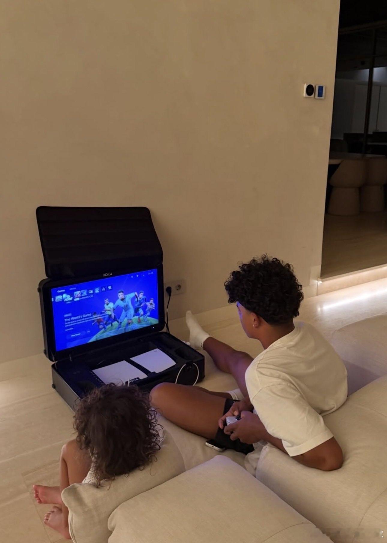 c罗儿子迷你罗正在享受玩 PlayStation 的乐趣。c罗晒与16岁儿子肌肉