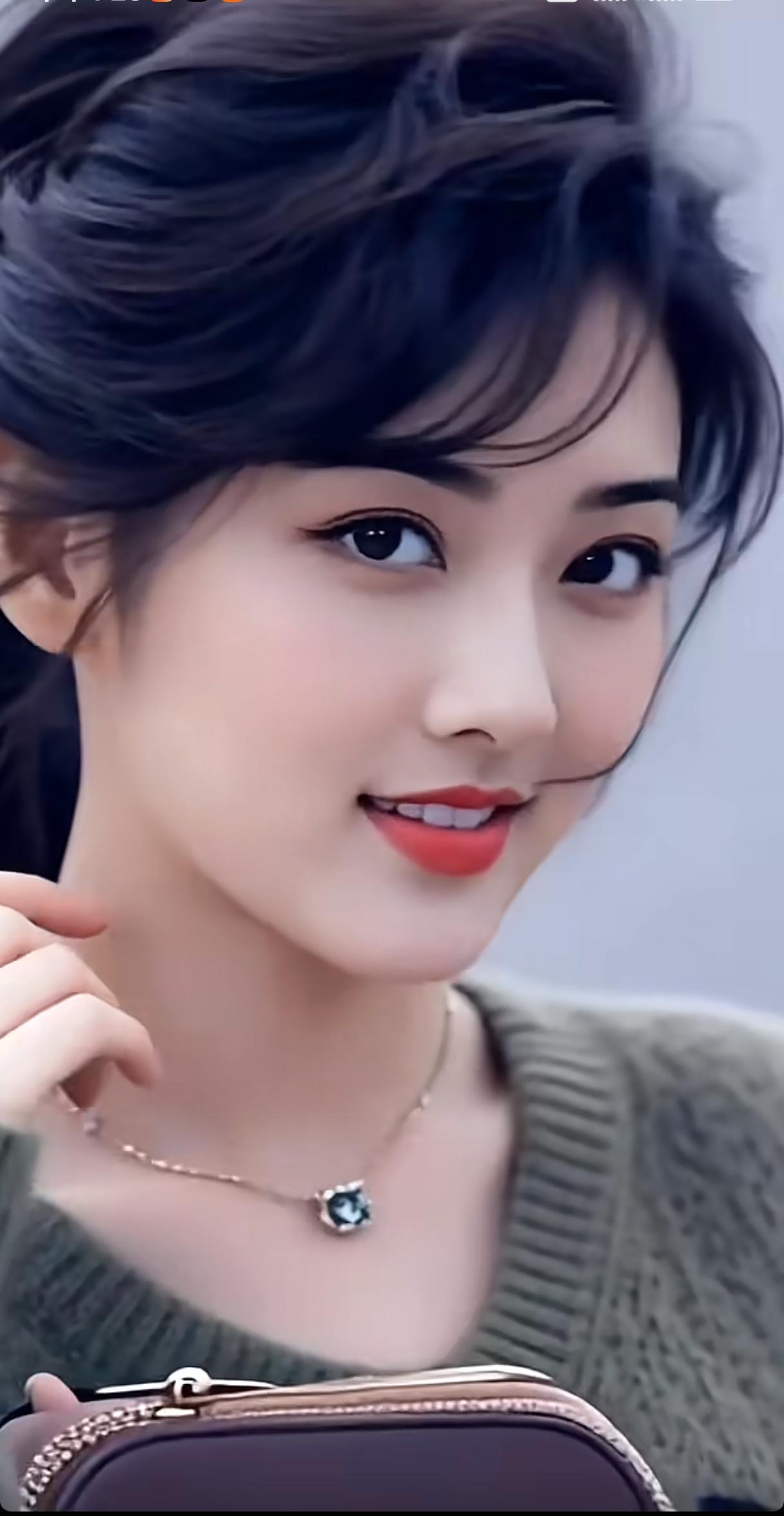 甜美少女心，温柔微笑，绿毛衣搭配，时尚项链点缀，可爱包包相伴。少女风写真照 温柔