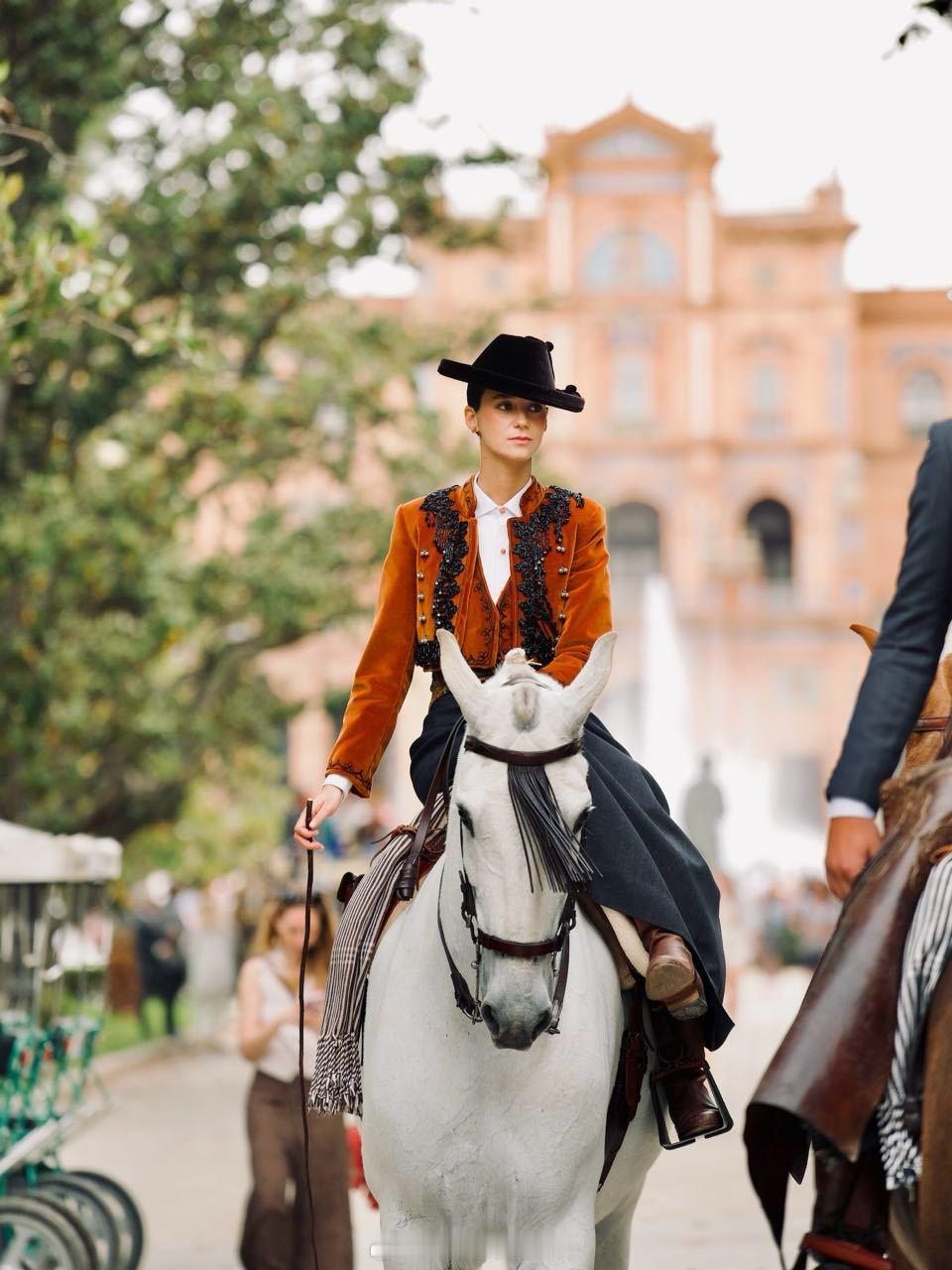 4.21 西班牙伊莲娜公主的女儿维多利亚参加塞维利亚四月集市的骑行活动，穿的科尔