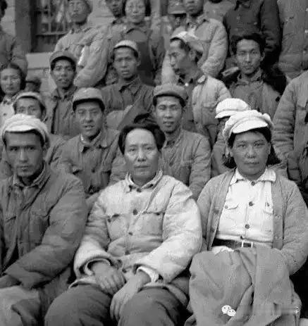 从门三的言论就可以发现，现在一些文艺工作者已经严重脱离人民群众，忘了自己的衣食父