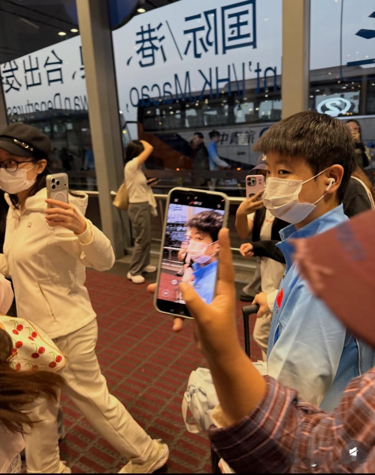 莎莎大头凌晨随着大部队出发亚运会
代拍真的太多了，挤的莎莎大头都不能正常走路了，