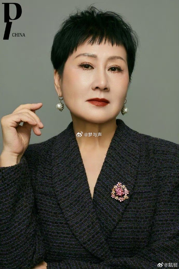 张凯丽 大女主气场 张凯丽大笑的时候像个孩子，那种纯粹的快乐很有感染力。一旦收住