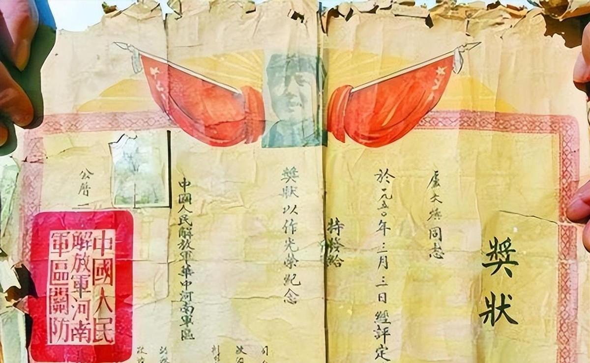 河南一位荣立特等功的英雄因无力偿还债务被法院寻访，法官苦寻后暖心提醒：老人家，组