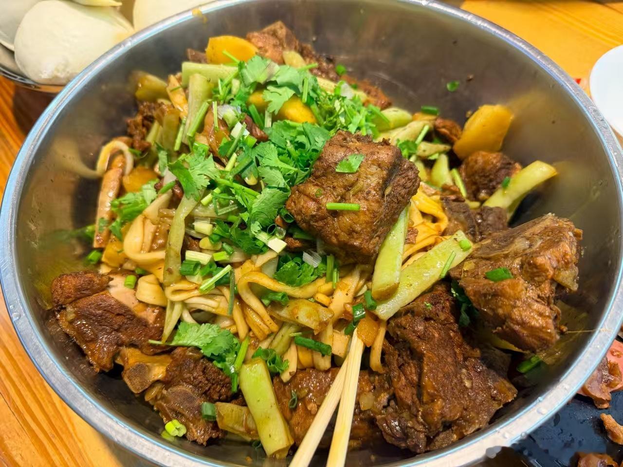 每日一餐分享[超话]  今天员工餐，排骨烩豆角粉条[色] ​​​