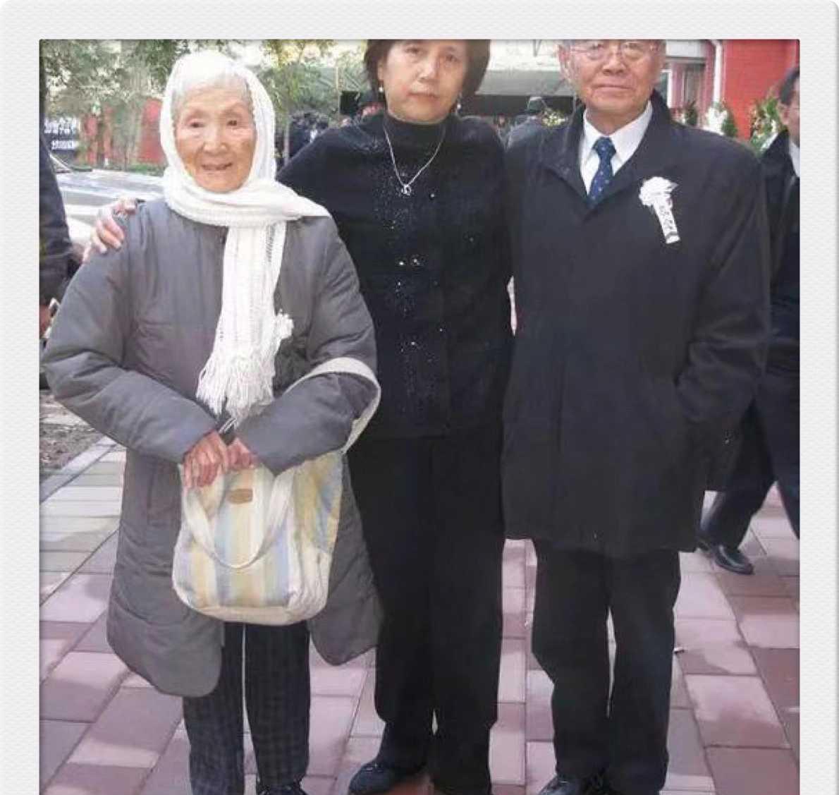 2009年，钱学森逝世时，远在美国的钱永真专程回国送别父亲，与李佩、郑哲敏留下了