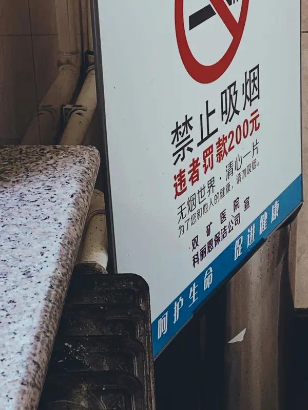 江苏南通这起餐饮店亲属劝阻吸烟后死亡事件，真是让人唏嘘。一开始大家都觉得是吸烟顾