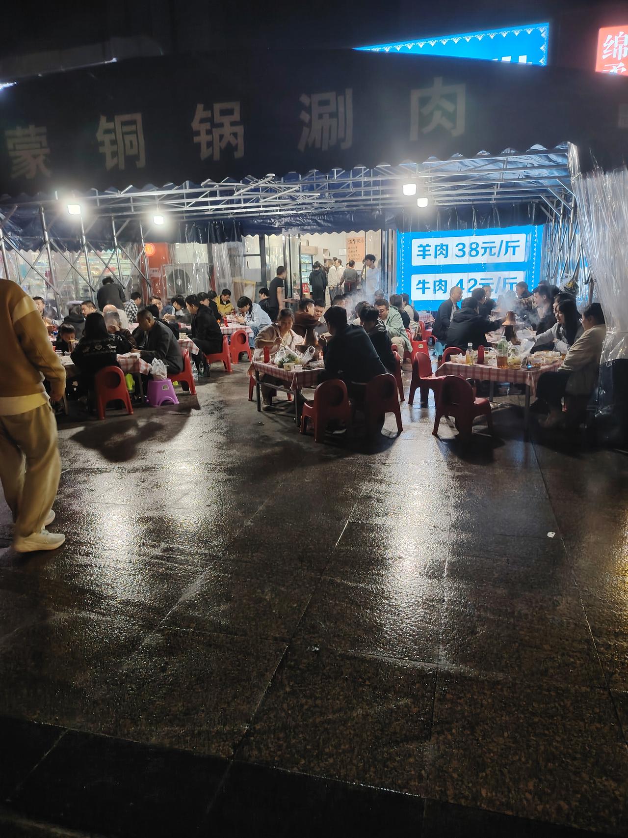有人说现下的餐饮生意难做，总怪罪市民不愿消费。那这家蒙古牛羊火锅店为何这般红火，