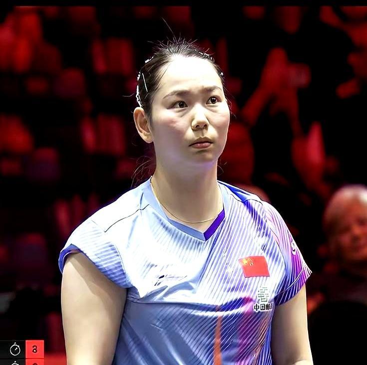 你敢信？何卓佳握5个局点喊暂停，邱贻可拍桌吼：别往后退！还是输了！
 
首局她用