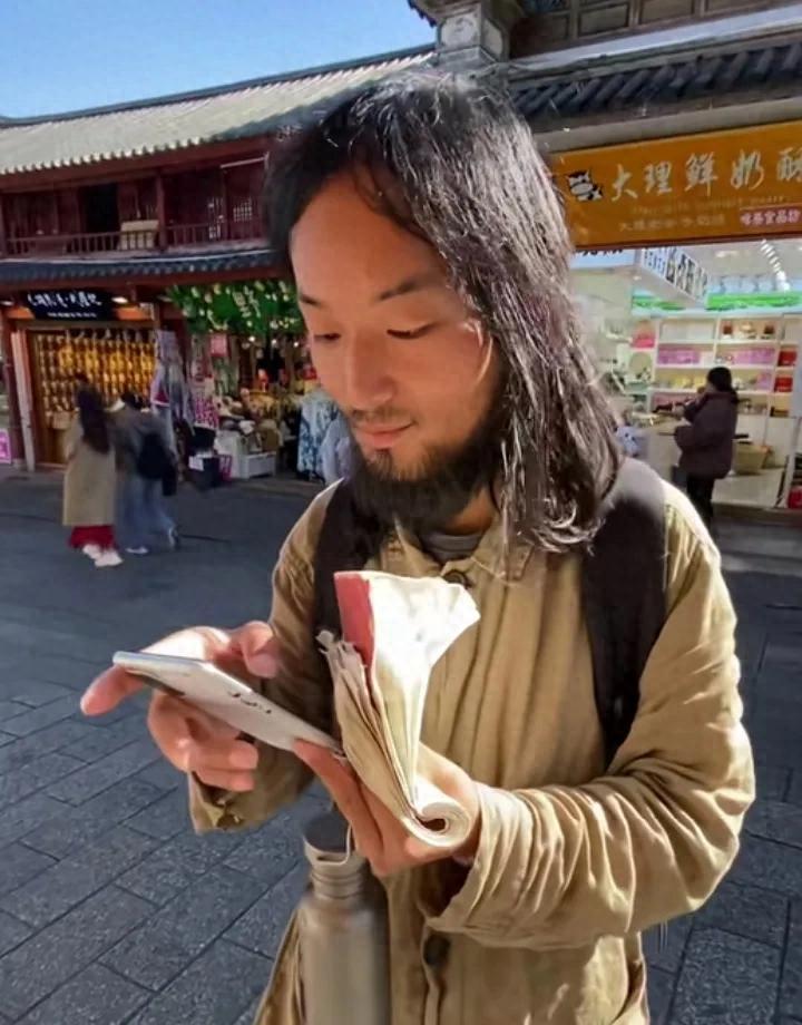 12月18日，博主“但行万里路”发布视频，称他在大理古城的街头乞讨，13天共计乞