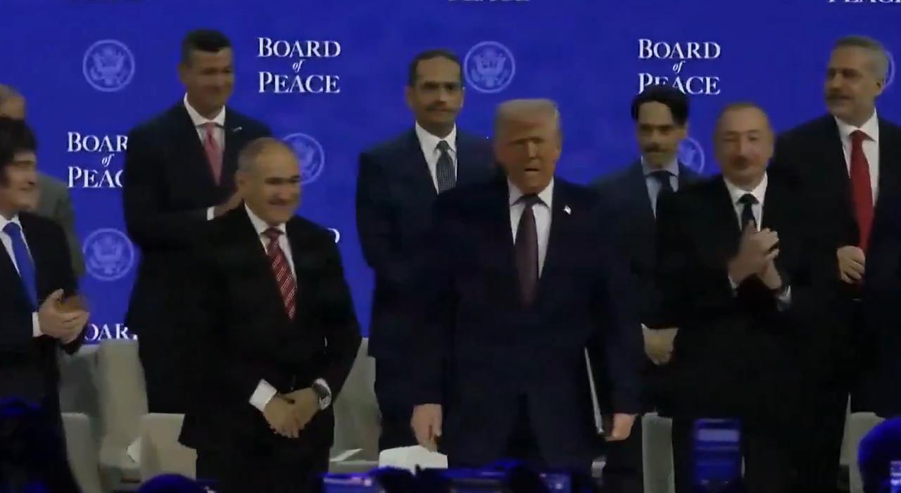 特朗普在达沃斯论坛上介绍了他的“和平委员会”会员国，成员国包括：

美国、巴林、