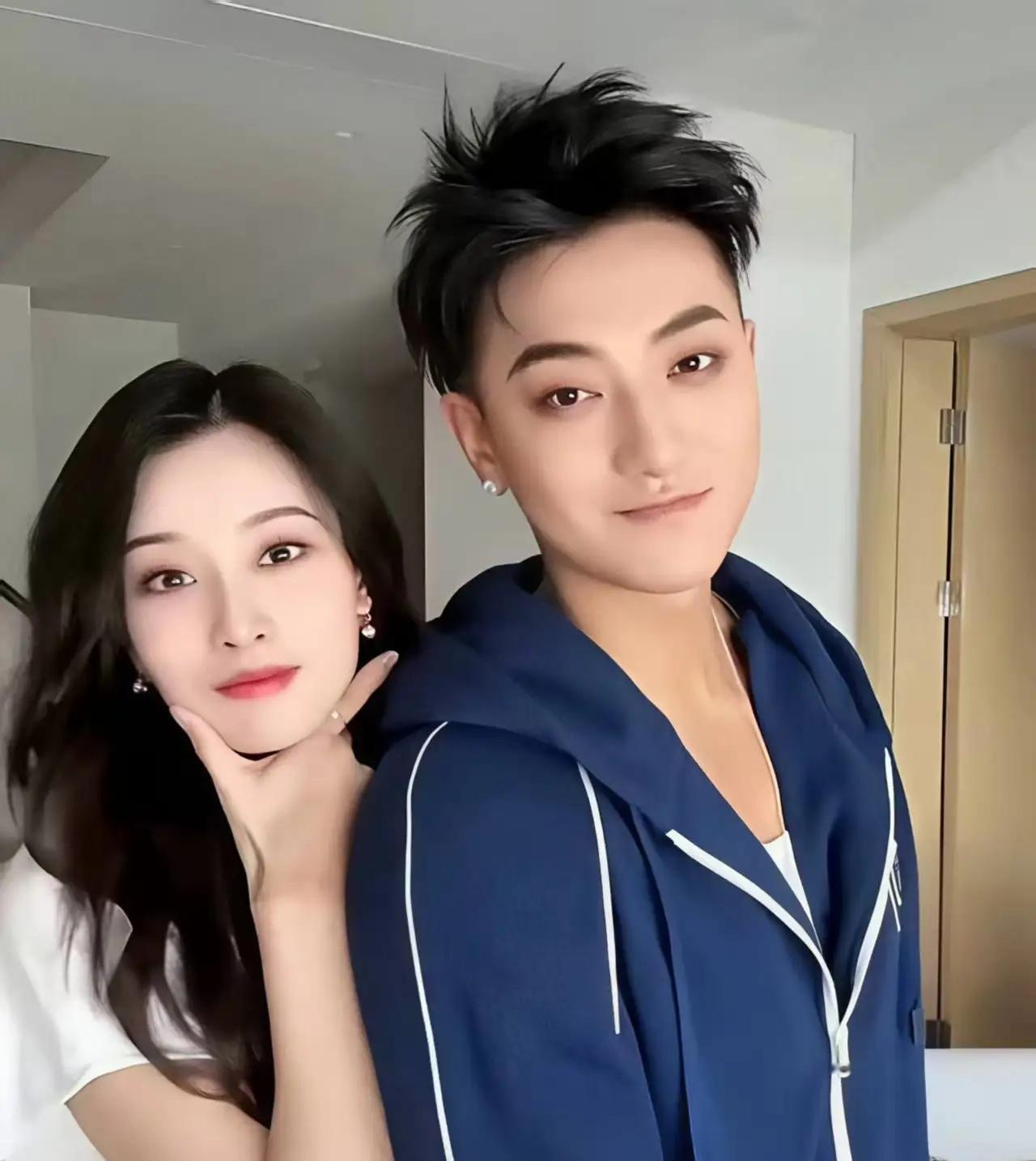 自从黄子韬公开有了孩子，大家都好奇，这娃平时到底是谁在带？
 
一边黄子韬忙着直
