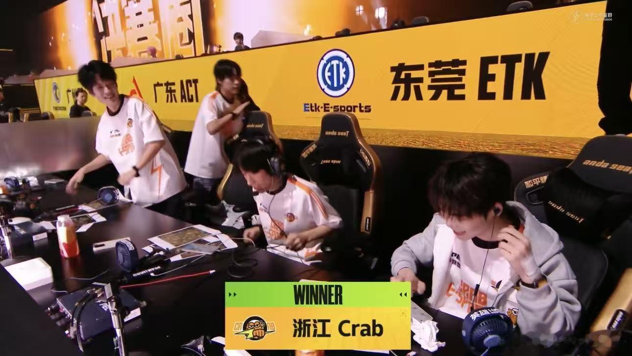 Crab676独狼吃鸡 Crab676独狼吃鸡了和平精英职业联赛