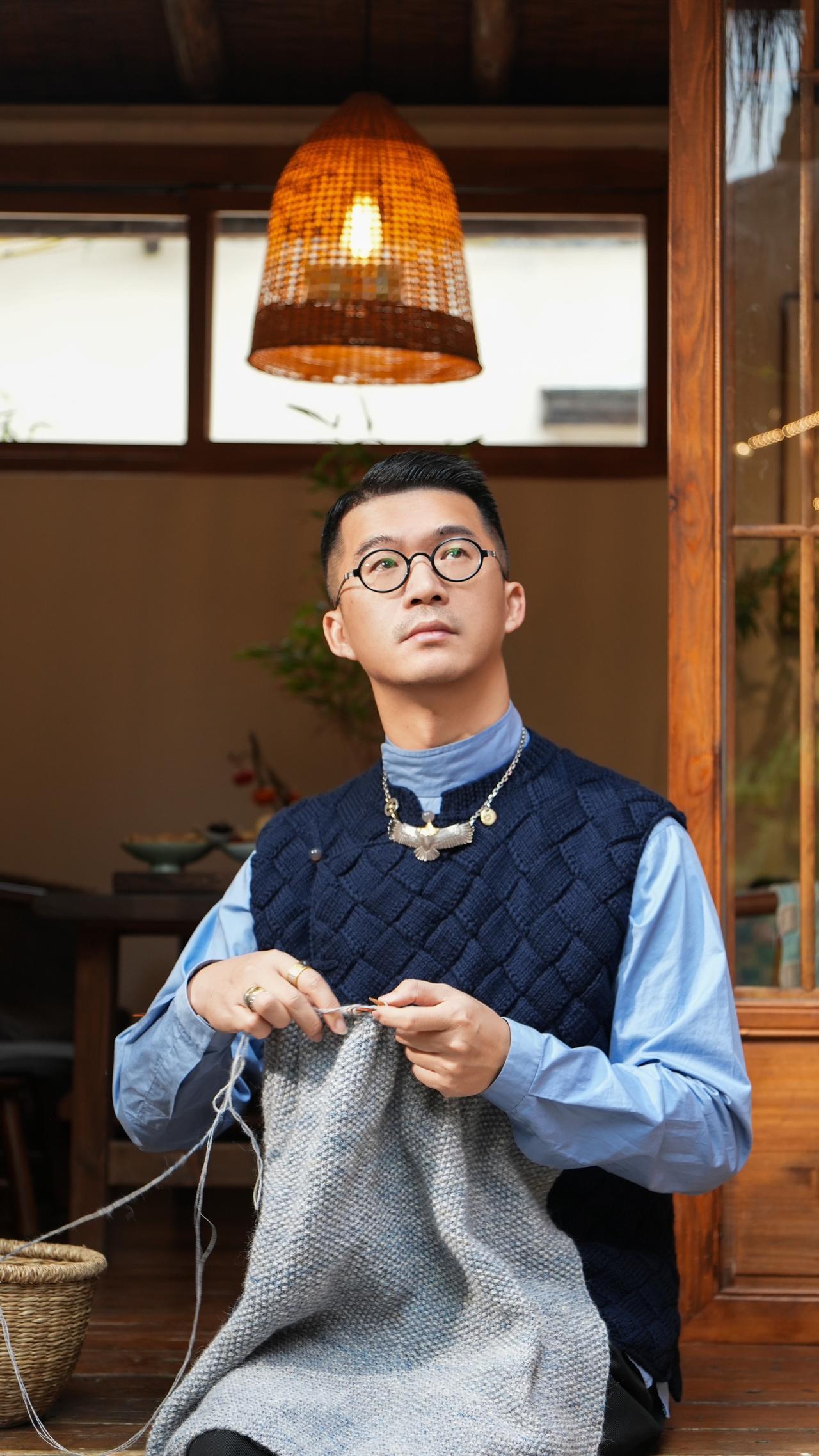 今天做个闲人，喝茶，弹琴，织毛衣做个闲人