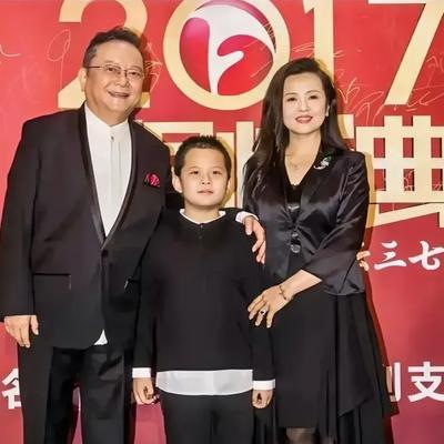 77岁的王刚，60岁的时候得了一子，本以为晚年可以安享清福，没想到现在17岁的儿